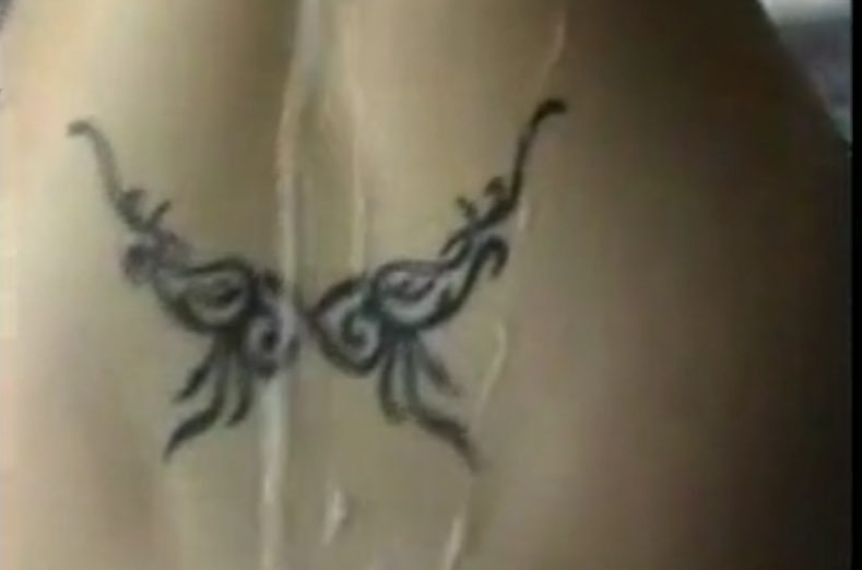 Von hinten auf den tätowierten Arsch meiner Freundin abgespritzt