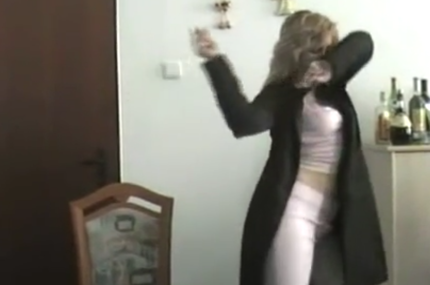 Mollige Blondine zeigt beim Striptease ihre Strapse